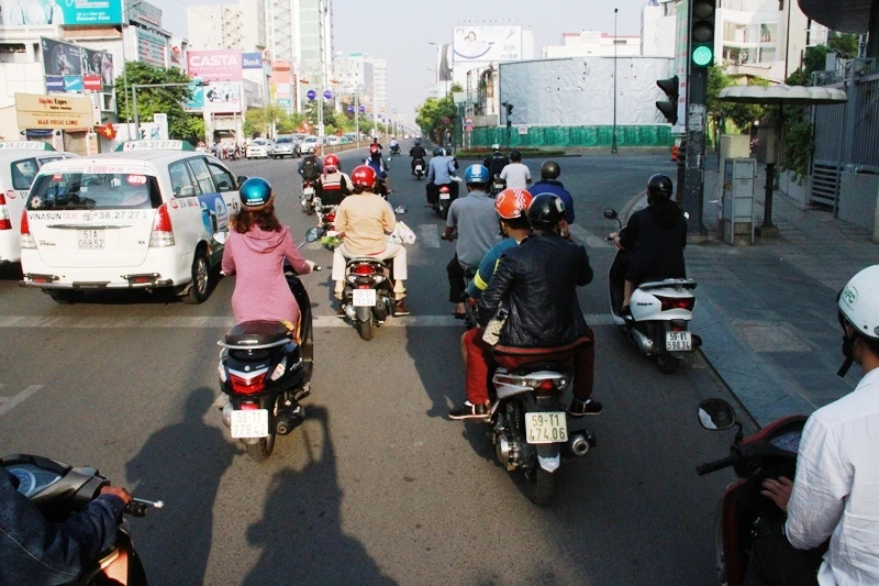 Trời se lạnh, người người súng sính áo khăn ra đường ngày mùng 1 Tết ảnh 13